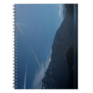 Cuaderno Lámina de tiempo total del eclipse solar de montañ