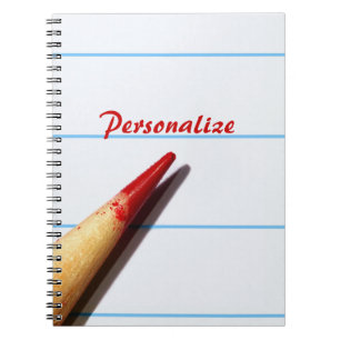 Cuaderno Lápiz rojo del profesor en el papel alineado con