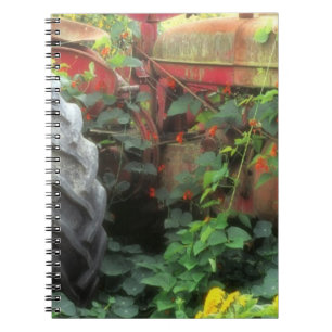 Cuaderno Las flores de primavera adornan un viejo tractor.