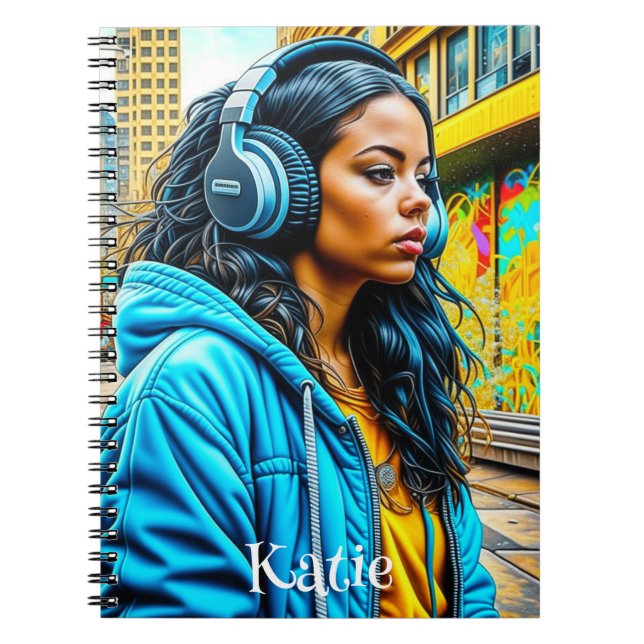 Cuaderno Latina Chica en un ambiente urbano con audífonos (Frente)