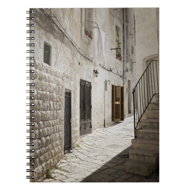 Cuaderno Lavadero que cuelga para secarse en un callejón en (Frente)