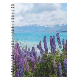 Cuaderno lavanda en la orilla del lago