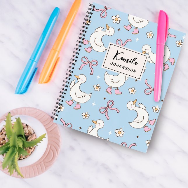 Cuaderno Lazo Rosa de Coqueta de Ganso Tonto Nombre de Scri (Subido por el creador)