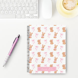 Cuaderno Lazos de Coqueta Rosa Monograma con conejitos y no