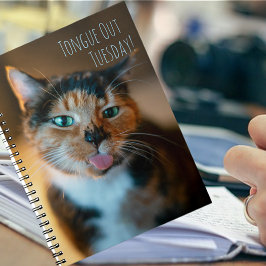 Cuaderno lengua fuera de gato atigrado travieso