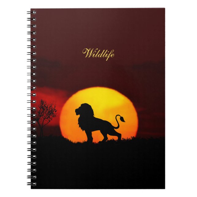 Cuaderno León silvestre, amanecer y caligrafía en una jungl (Frente)