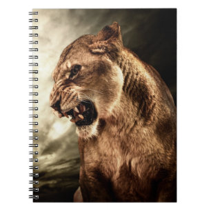 Cuaderno Leona del rugido contra el cielo tempestuoso