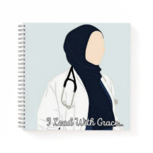 Lideré con un bloc de notas de Médico Grace-Hijabi