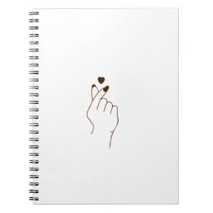 Cuaderno lindo del corazón del dedo