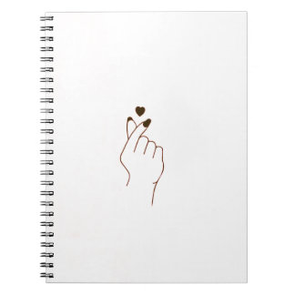 Cuaderno lindo del corazón del dedo