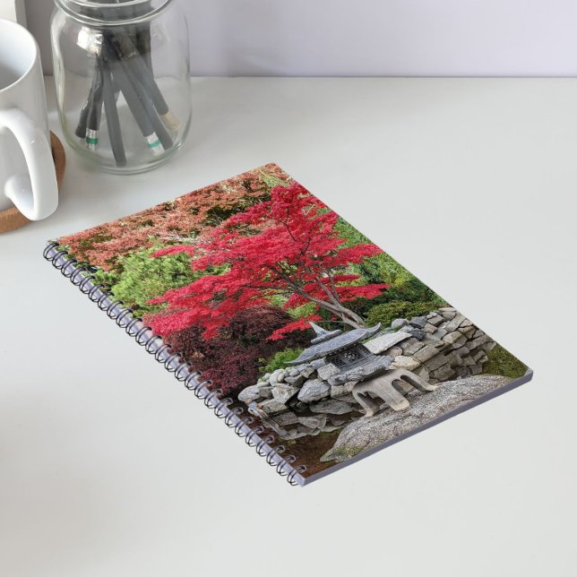 Cuaderno Linterna de jardín japonés y hojas de arce rojas (In Situ)