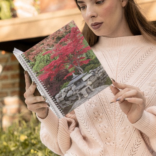 Cuaderno Linterna de jardín japonés y hojas de arce rojas (In Situ)