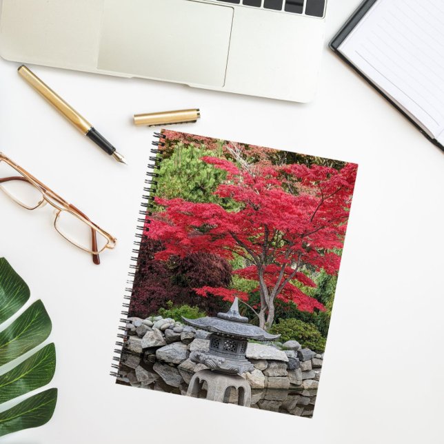 Cuaderno Linterna de jardín japonés y hojas de arce rojas (In Situ)