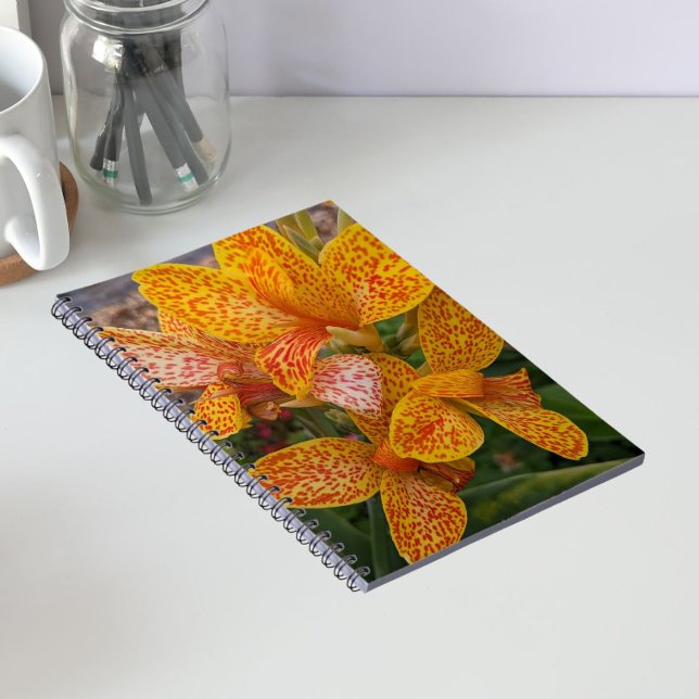 Cuaderno Lirio de Canna Amarillo con Flores de Manchas Roja (In Situ)