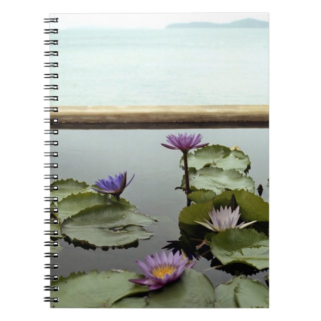 Cuaderno Lirios de agua en la charca por el océano (Frente)