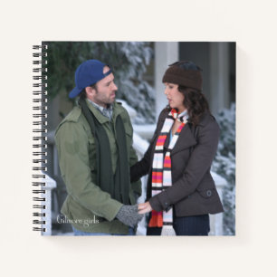 Cuaderno Lorelai y Luke sosteniendo manos en la nieve