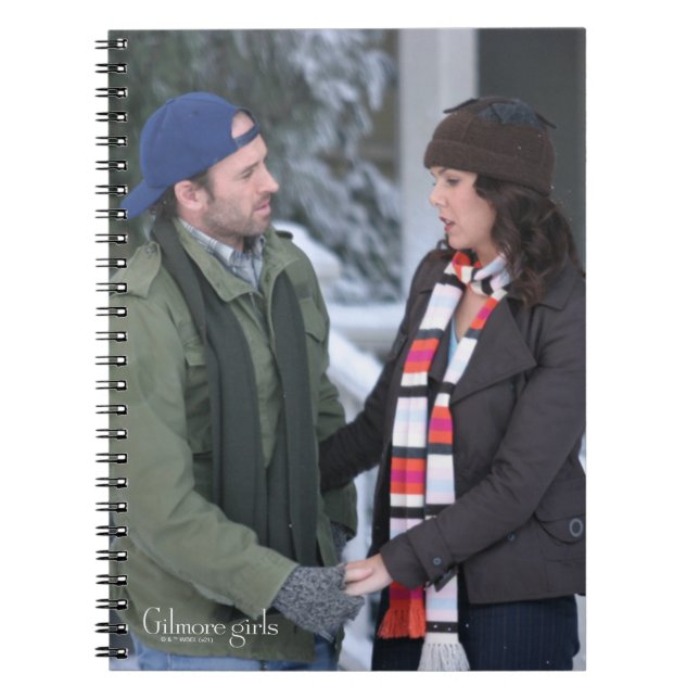 Cuaderno Lorelai y Luke sosteniendo manos en la nieve (Frente)