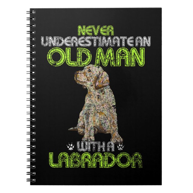 Cuaderno Los hombres nunca subestiman a un anciano con un M (Frente)