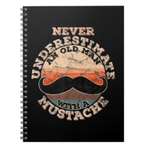 Cuaderno Los hombres nunca subestiman a un anciano con un M