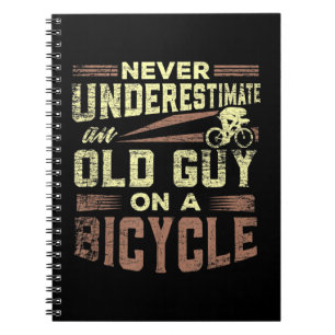 Cuaderno Los hombres nunca subestiman a un viejo en una bic