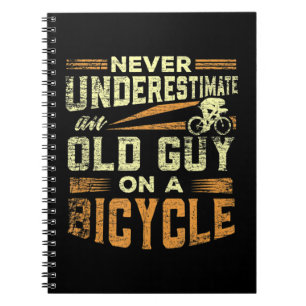 Cuaderno Los hombres nunca subestiman a un viejo en una mot