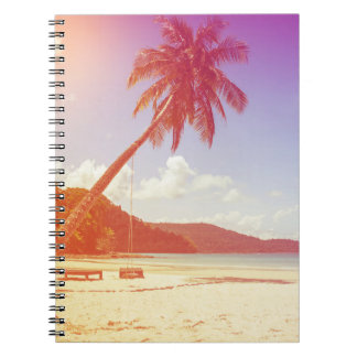 Cuaderno Lugar de playa, cocoteros y cama de madera.