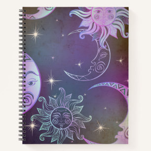 Cuaderno Luna estilizada dibujada a mano frente a las estre