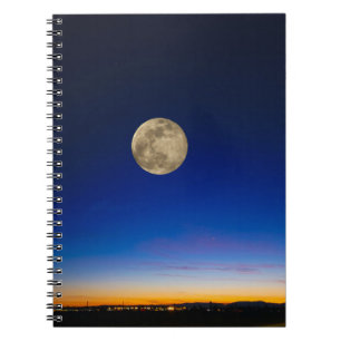 Cuaderno Luna llena de pie sobre la puesta de sol