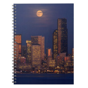 Cuaderno Luna Llena que sube sobre el horizonte céntrico d