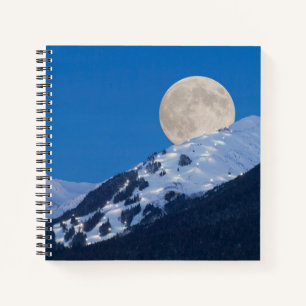 Cuaderno Luna llena sobre el resort de esquí Alyeska, Alask