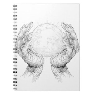 Cuaderno Luna sagrada sostenida por las manos destartaladas