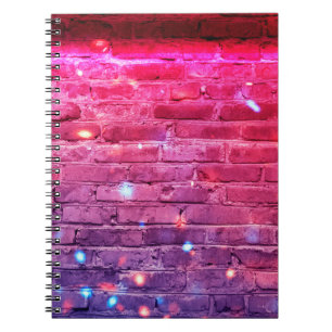 Cuaderno Luz de neón: pared de ladrillo vacío.