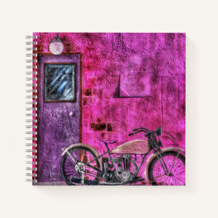 Cuaderno Mотоcicleta rosa vintage retro en callejón