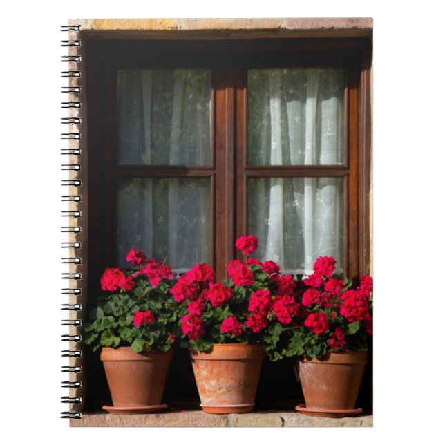 Cuaderno Macetas de flores en la ventana en el pueblo (Frente)