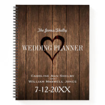 Madera rústica y plan de boda cardíaca grabada