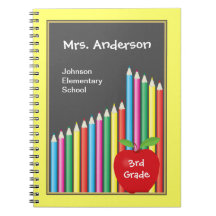 Maestra de pizarras y lápices de colores