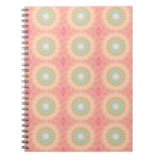 Cuaderno Mandalá geométrico verde rojo amarillo colorido