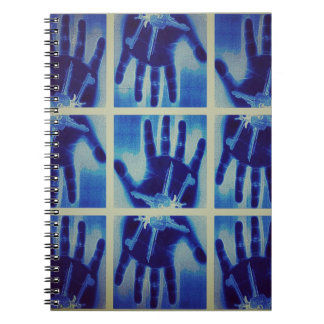 Cuaderno mano azul espeluznante