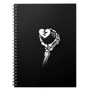 Cuaderno Mano de esqueleto sosteniendo el corazón