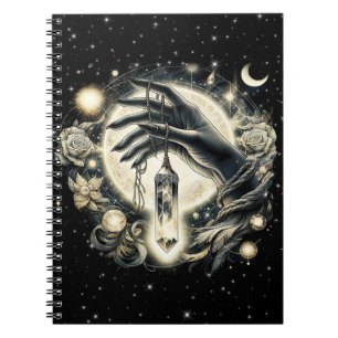Cuaderno Mano sosteniendo un cristal bajo la luz de la luna