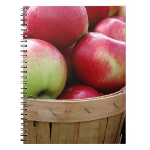 Cuaderno Manzanas frescas en canasta en el mercado de agric