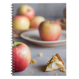 Cuaderno Manzanas rojas frescas sobre la mesa, migajas de t