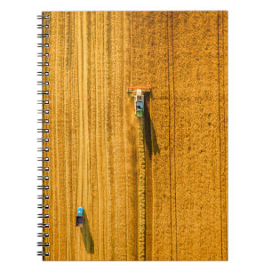 Cuaderno Máquina cosechadora trabajando en campo. Combinar 