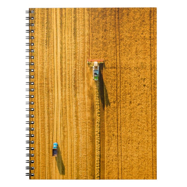 Cuaderno Máquina cosechadora trabajando en campo. Combinar  (Frente)