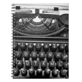 Cuaderno máquina de escribir antigua antigua usada en corre
