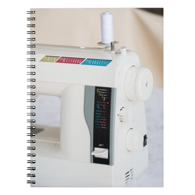 Cuaderno Máquina moderna de coser (Frente)