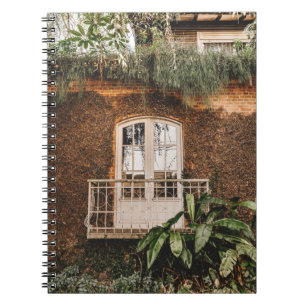 CUADERNO MARCO DE VENTANA DE MADERA BLANCA EN LA PARED DE C