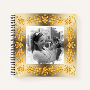 Cuaderno marco dorado floral retro. texto.