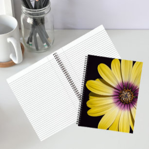 Cuaderno Margarita Africana Amarilla sobre Floral Negro