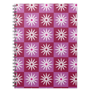 Cuaderno Margarita blanca sobre tablero de ajedrez de patró